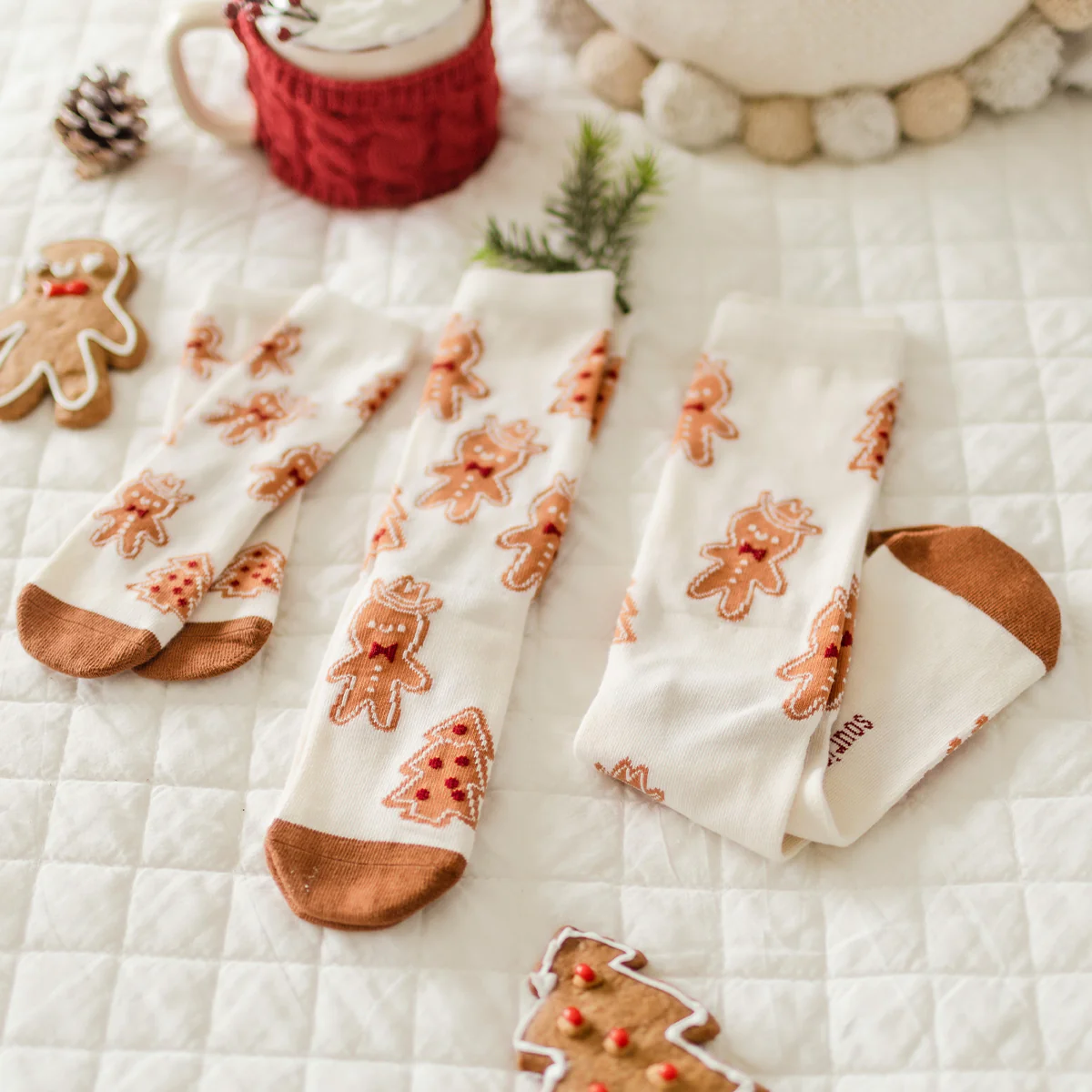 Chaussettes crème à motifs pain d’épices, enfant - Image 3