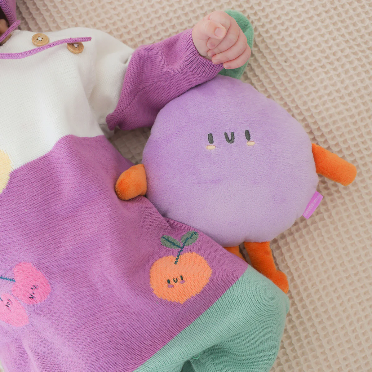 Combinaison crème, mauve et turquoise en tricot avec motifs fruités, naissance - Image 5