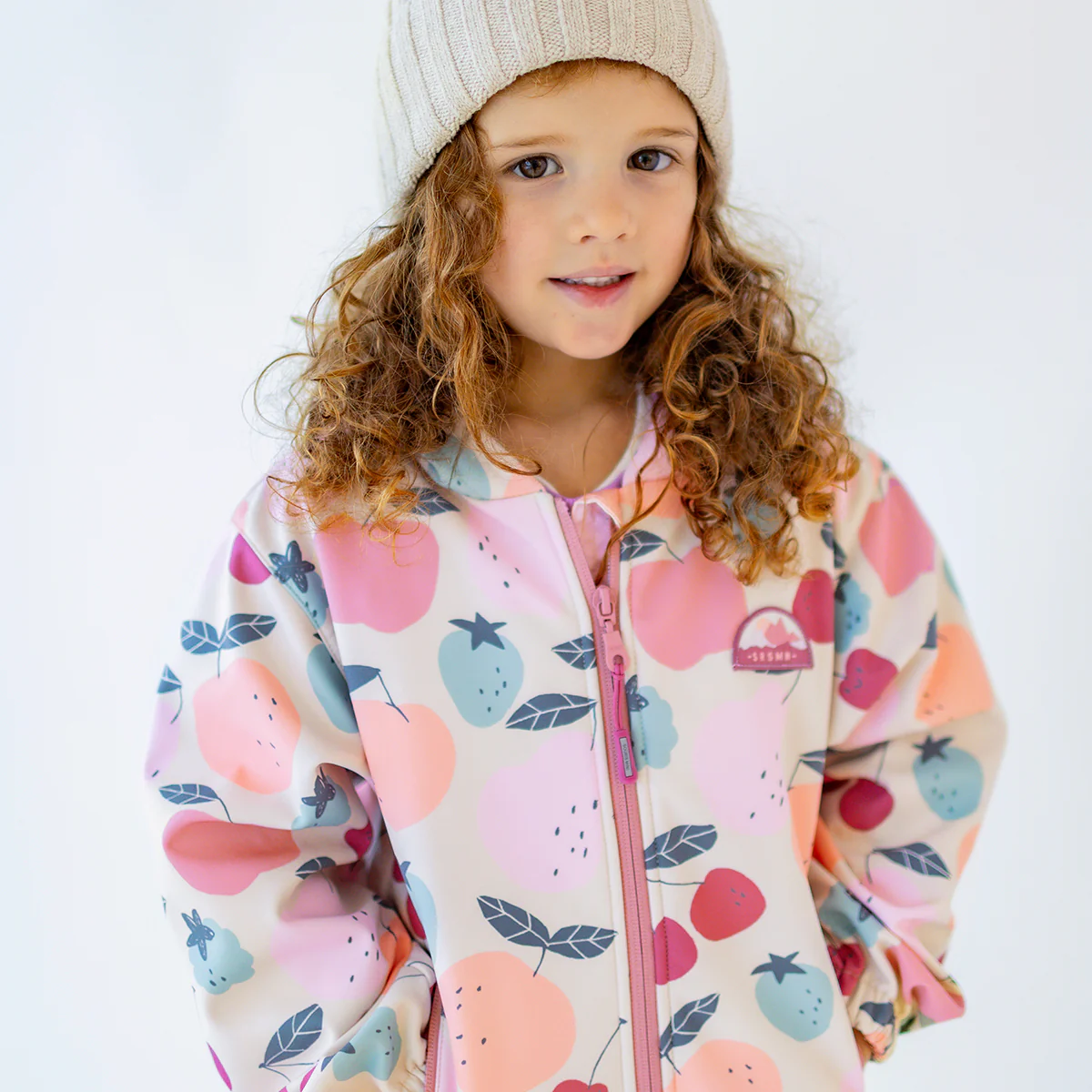 Manteau beige en coquille souple avec motifs de fruits, enfant - Image 4