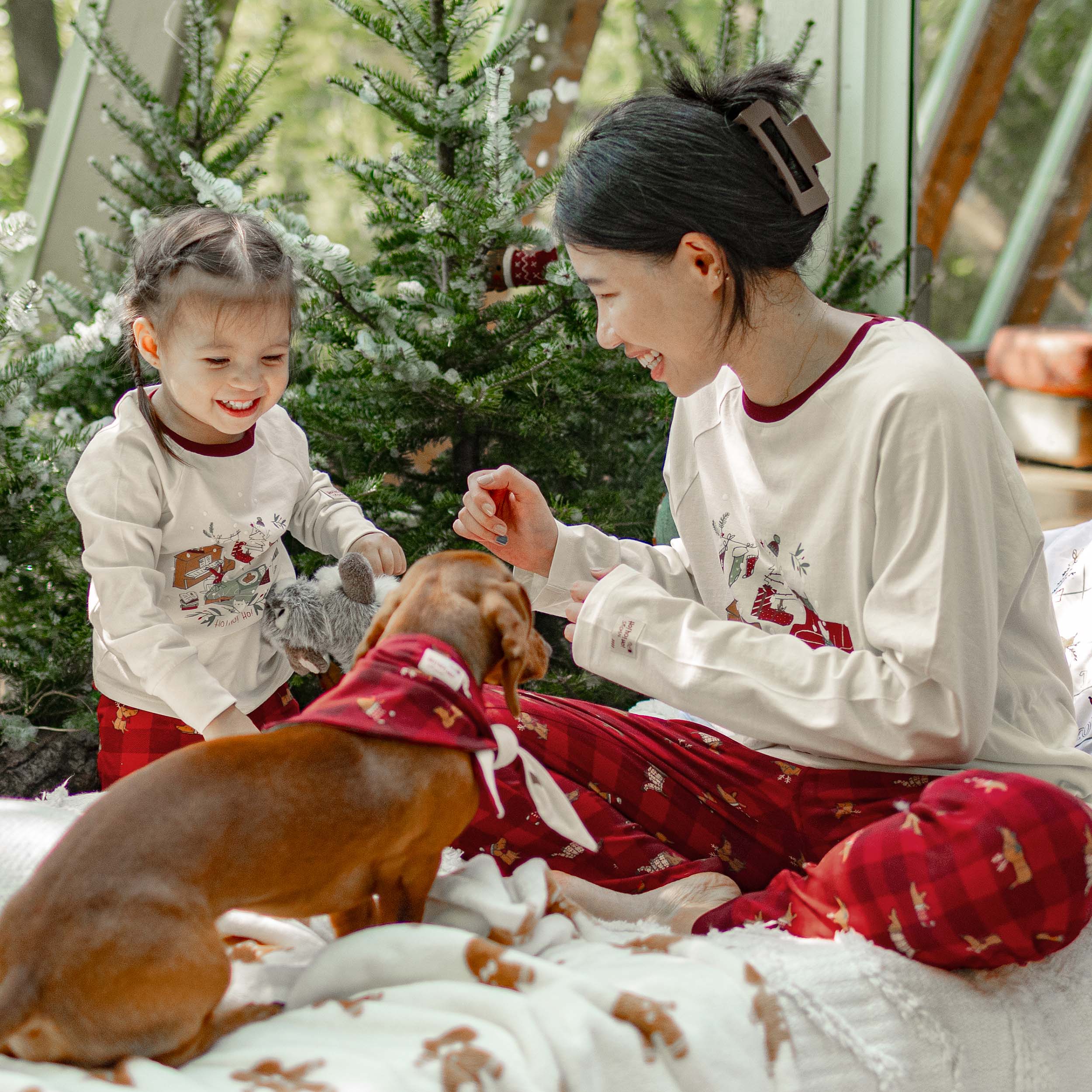 Pyjama des fêtes crème et rouge deux pièces à motif en coton, bébé - Image 4