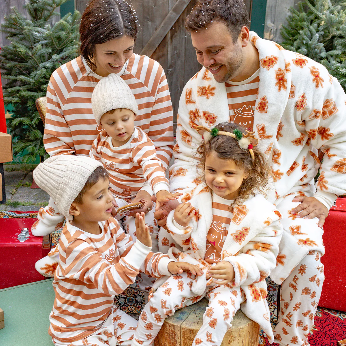 Pyjama deux pièces crème à rayures et motifs pain d’épices, bébé - Image 2