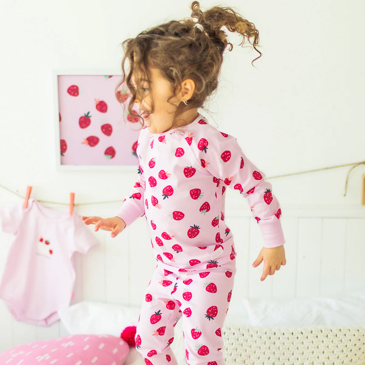 Pyjama deux pièces rose à motifs de fraises, bébé - Image 2
