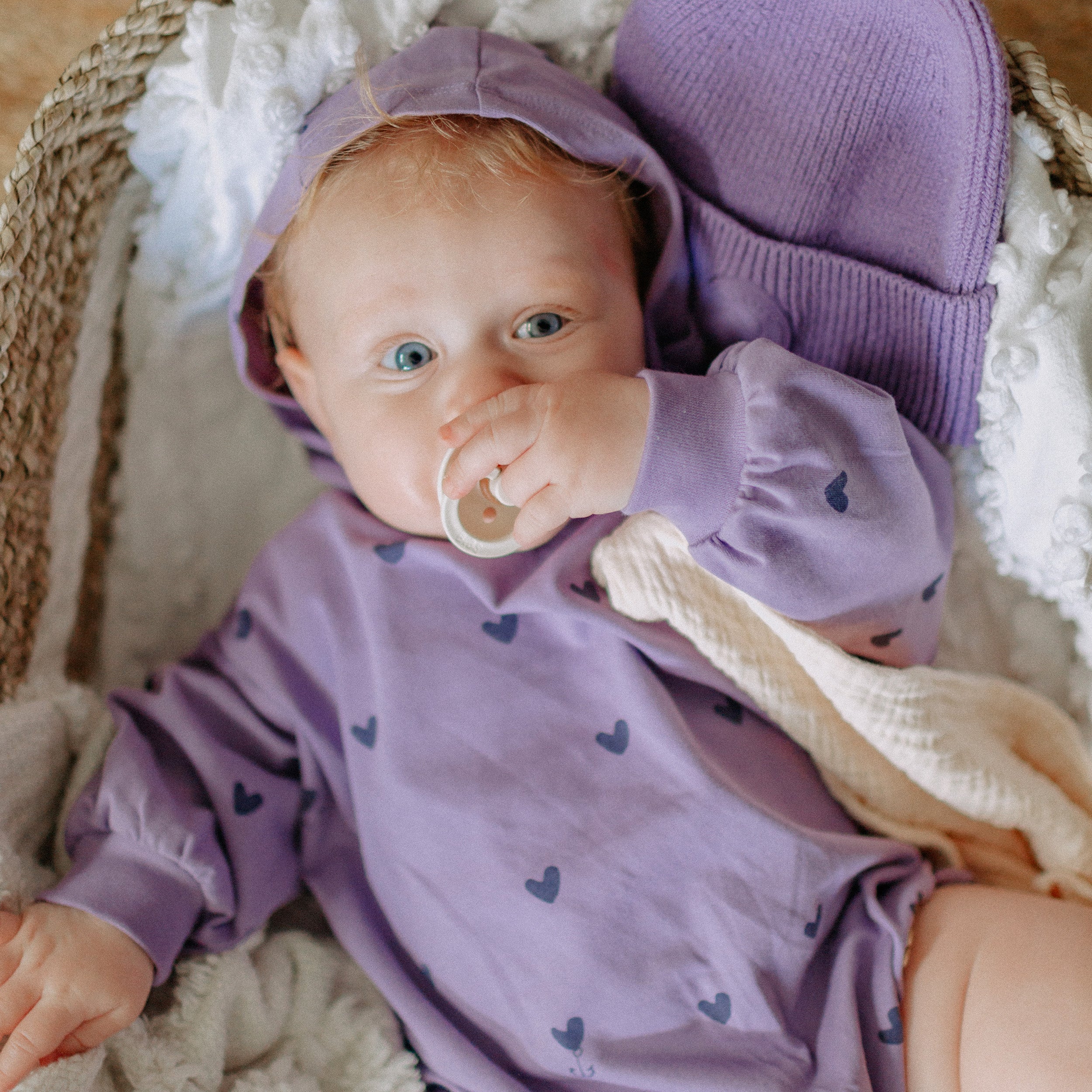 Une-pièce mauve à capuchon avec motifs de cœur en doux jersey de coton biologique, naissance - Image 2