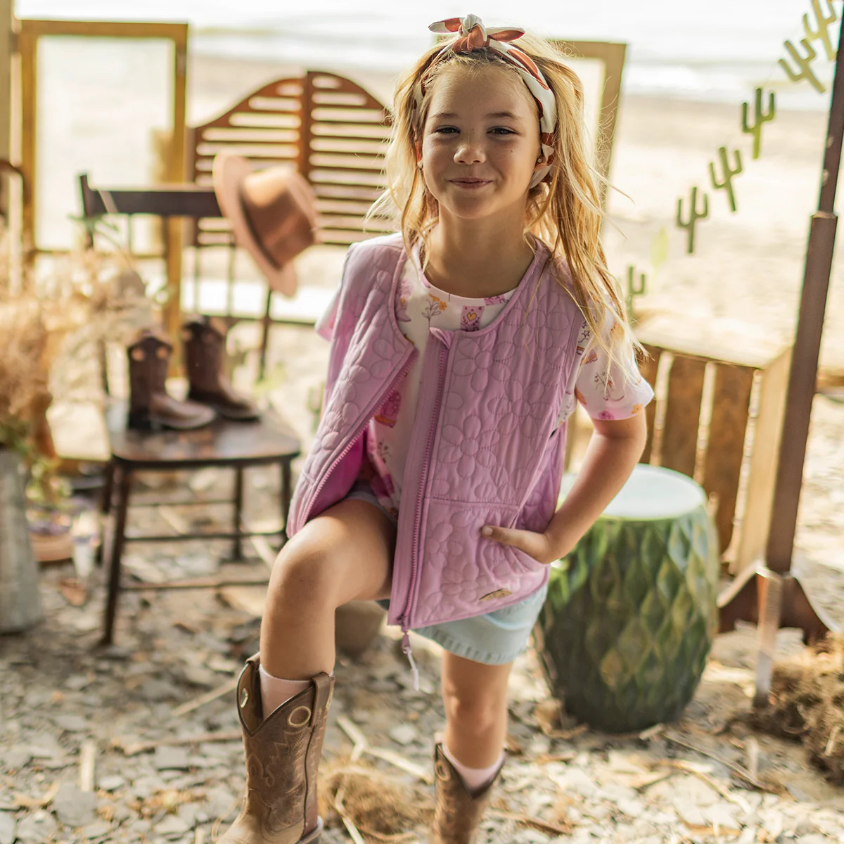 Veste sans manches mauve à motif floral matelassé, enfant - Image 2